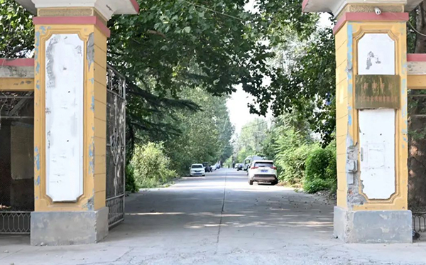 1978年，老董事長賀國興擔任國營新鄉(xiāng)縣拖拉機修造廠機修車間主任，經(jīng)多方走訪，最終帶隊自主研發(fā)出了拖修廠第一臺振動設備，并成功供貨太原鋼鐵廠