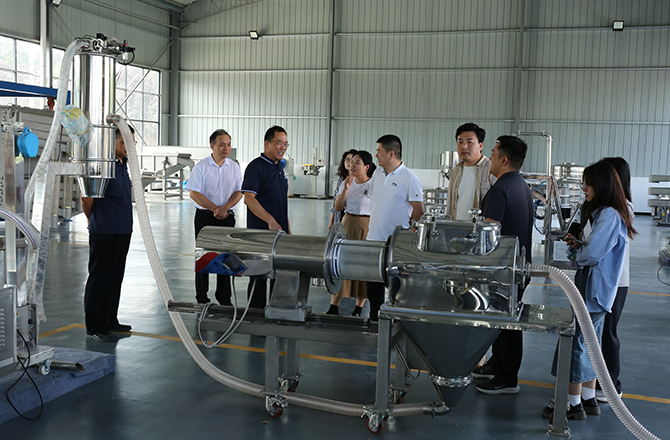 頂端新聞?dòng)浾?鄒皓羽 振動(dòng)篩分、封頭制造、金水電纜、中原農(nóng)谷，一個(gè)個(gè)都是新鄉(xiāng)市重點(diǎn)產(chǎn)業(yè)的響亮名片。 9月21日，“十大戰(zhàn)略進(jìn)行時(shí)——數(shù)智河南 豫見未來”采訪團(tuán)抵達(dá)新鄉(xiāng)市，深入了解該市重點(diǎn)產(chǎn)業(yè)數(shù)智轉(zhuǎn)型的產(chǎn)業(yè)布局情況。 振動(dòng)產(chǎn)業(yè)看新鄉(xiāng)，精細(xì)篩分高服強(qiáng) “常說新飛冰箱好，以后是新鄉(xiāng)篩分好。”在新鄉(xiāng)市高服篩分機(jī)械有限公司，董事長(zhǎng)賀占胥是一名務(wù)實(shí)者，從1982年創(chuàng)立公司至今，他已經(jīng)在振動(dòng)篩分行業(yè)深耕了30多年。 振動(dòng)篩分行業(yè)雖是一個(gè)小眾領(lǐng)域，但在工業(yè)生產(chǎn)制造中卻發(fā)揮著關(guān)鍵作用?！昂Y分作業(yè)是重要的生產(chǎn)環(huán)節(jié)之一，振動(dòng)篩分設(shè)備相當(dāng)于工業(yè)之腎，可以大幅提高生產(chǎn)原材料的品質(zhì)質(zhì)量和生產(chǎn)效率?！?賀占胥表示，無論客戶提出多細(xì)微的篩分要求，我們百分百都能做好! 在賀占胥的帶領(lǐng)下，公司專注于精準(zhǔn)篩分設(shè)備的研發(fā)和制造，從概率篩分到準(zhǔn)確分級(jí)，從無塵篩分過濾到構(gòu)建智能化篩分系統(tǒng)，解決了在精細(xì)篩分領(lǐng)域眾多“卡脖子”難題，成功研發(fā)出國(guó)內(nèi)首套新型超精細(xì)氣流篩分機(jī)，隨著創(chuàng)新突破，還研制出了旋振篩、超聲篩等多項(xiàng)新產(chǎn)品，成為精細(xì)篩分行業(yè)中的領(lǐng)先者，2021年獲評(píng)國(guó)家級(jí)專精特新“小巨人”企業(yè)。 “從創(chuàng)新驅(qū)動(dòng)的角度來說，我們目前獲準(zhǔn)有400多項(xiàng)國(guó)家專利?！备叻Y分機(jī)械有限公司研發(fā)部副總王躍河表示，公司創(chuàng)新緊貼市場(chǎng)需求，在精細(xì)篩分領(lǐng)域做到了設(shè)備品種最全，用戶最廣。“每年投入的科研經(jīng)費(fèi)占銷售收入的5%-7%。” 據(jù)了解，新鄉(xiāng)縣現(xiàn)有振動(dòng)設(shè)備生產(chǎn)企業(yè)334家，配套生產(chǎn)企業(yè)110余家，形成了完整的上下游產(chǎn)業(yè)鏈，全國(guó)振動(dòng)機(jī)械總產(chǎn)量60%來自新鄉(xiāng)。2022年，新鄉(xiāng)縣的振動(dòng)產(chǎn)業(yè)占全國(guó)市場(chǎng)80%。2023年4月，新鄉(xiāng)縣被中國(guó)重型機(jī)械工業(yè)協(xié)會(huì)授予“振動(dòng)之都”稱號(hào)。 來源：頂端新聞