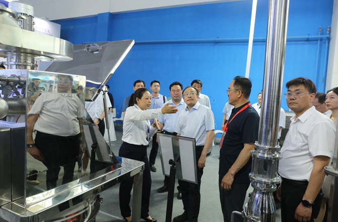 中原農(nóng)谷第二屆振動(dòng)機(jī)械產(chǎn)業(yè)博覽會(huì)盛大開(kāi)幕，新鄉(xiāng)市長(zhǎng)魏建平親臨高服展區(qū)指導(dǎo)工作